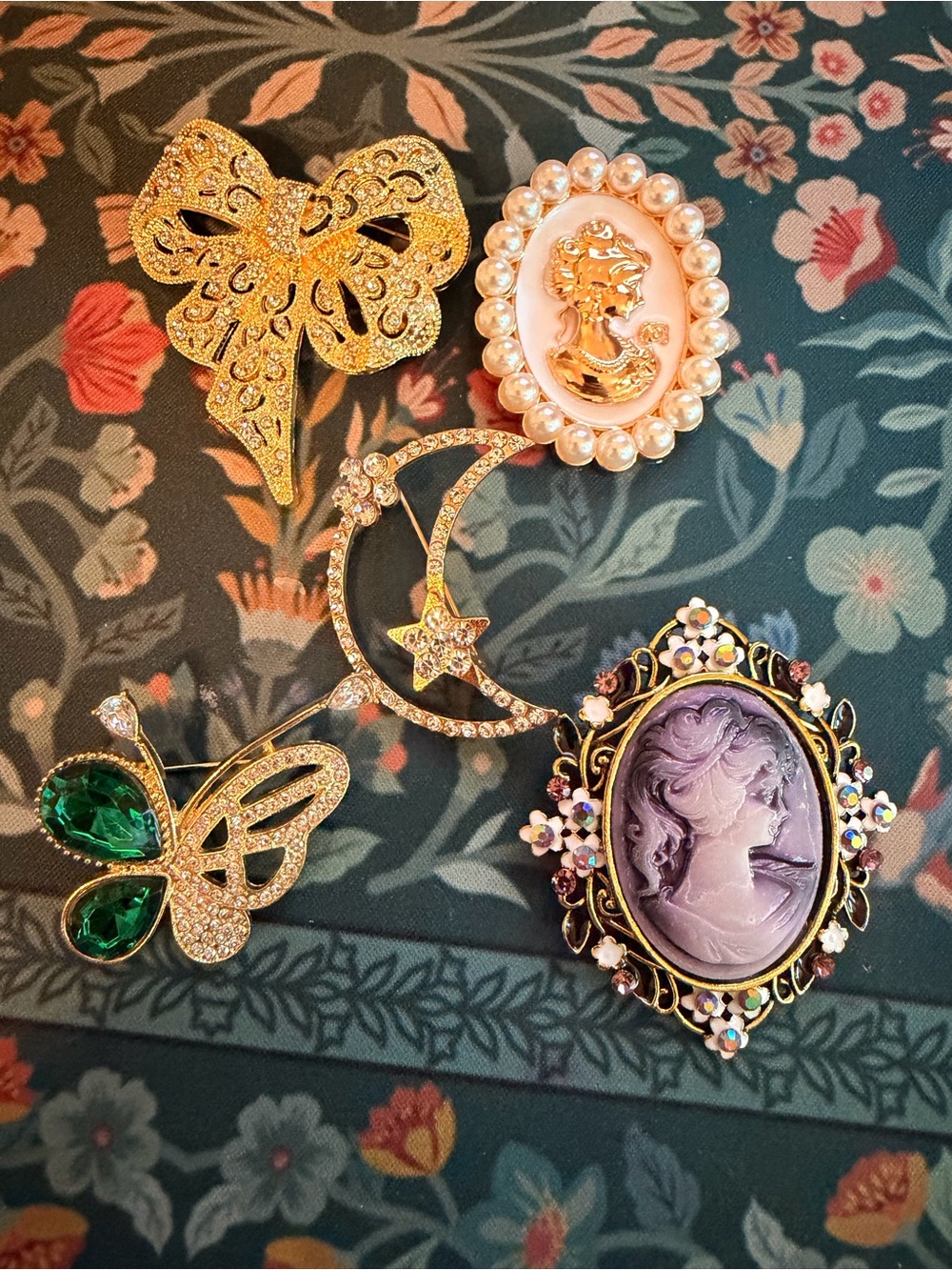 Vintage-Inspired Purple Cameo Brooch - Gold Tone
